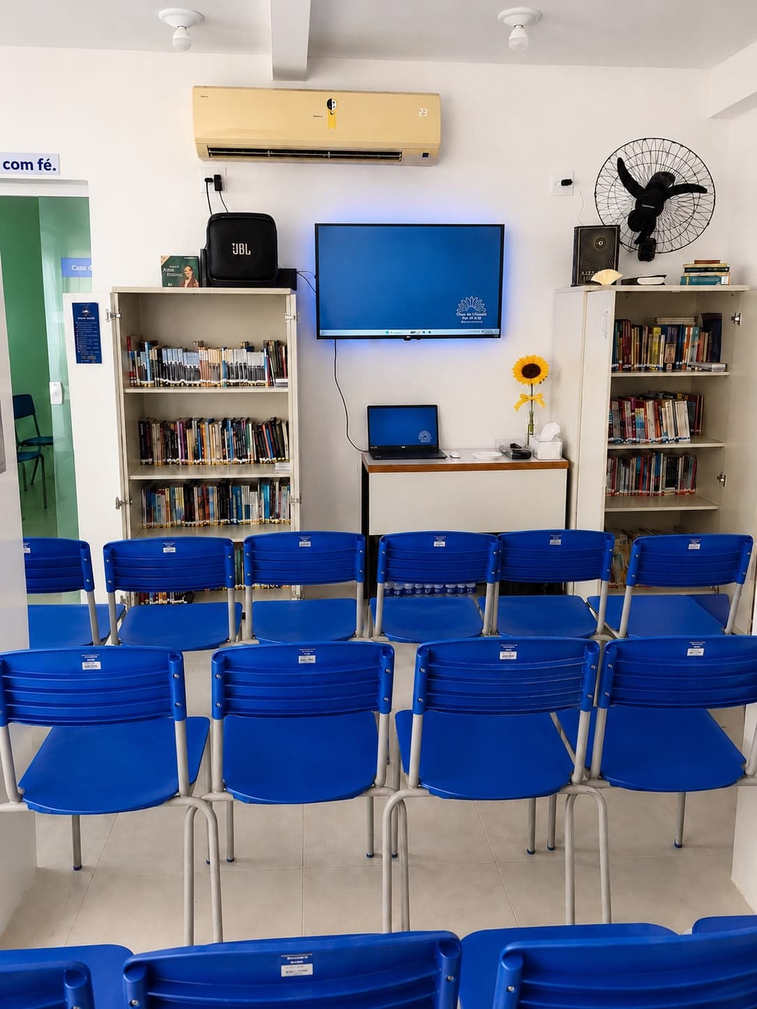 Estante de livros e espaço de estudo dentro da Casa de Caridade Flor de Luz.