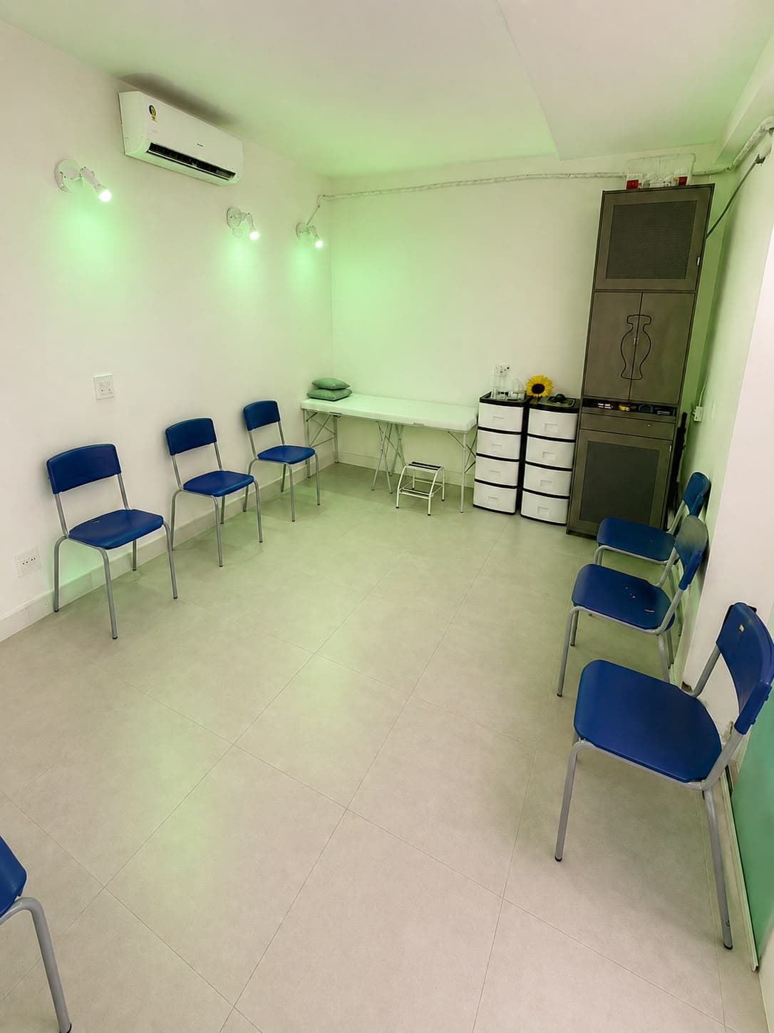 Sala do passe da Casa de Caridade Flor de Luz, com maca e cadeiras preparadas para o atendimento espiritual.