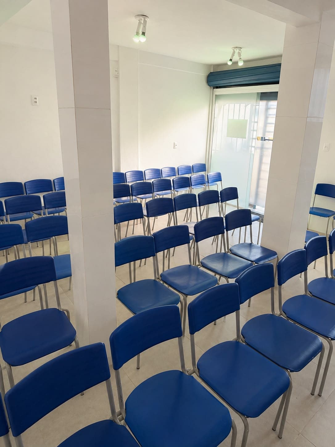 Ambiente interno da Casa de Caridade Flor de Luz, com cadeiras organizadas para o acolhimento.
